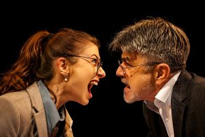 Oleanna: teatrul nu oferă răspunsuri, ci întrebările de care avem nevoie